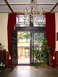 La porte en fer forg&eacute; de l'entr&eacute;e, cliquez pour agrandir.