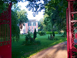 Bienvenue, vous arrivez au château de la Vernède. Cliquez pour agrandir.